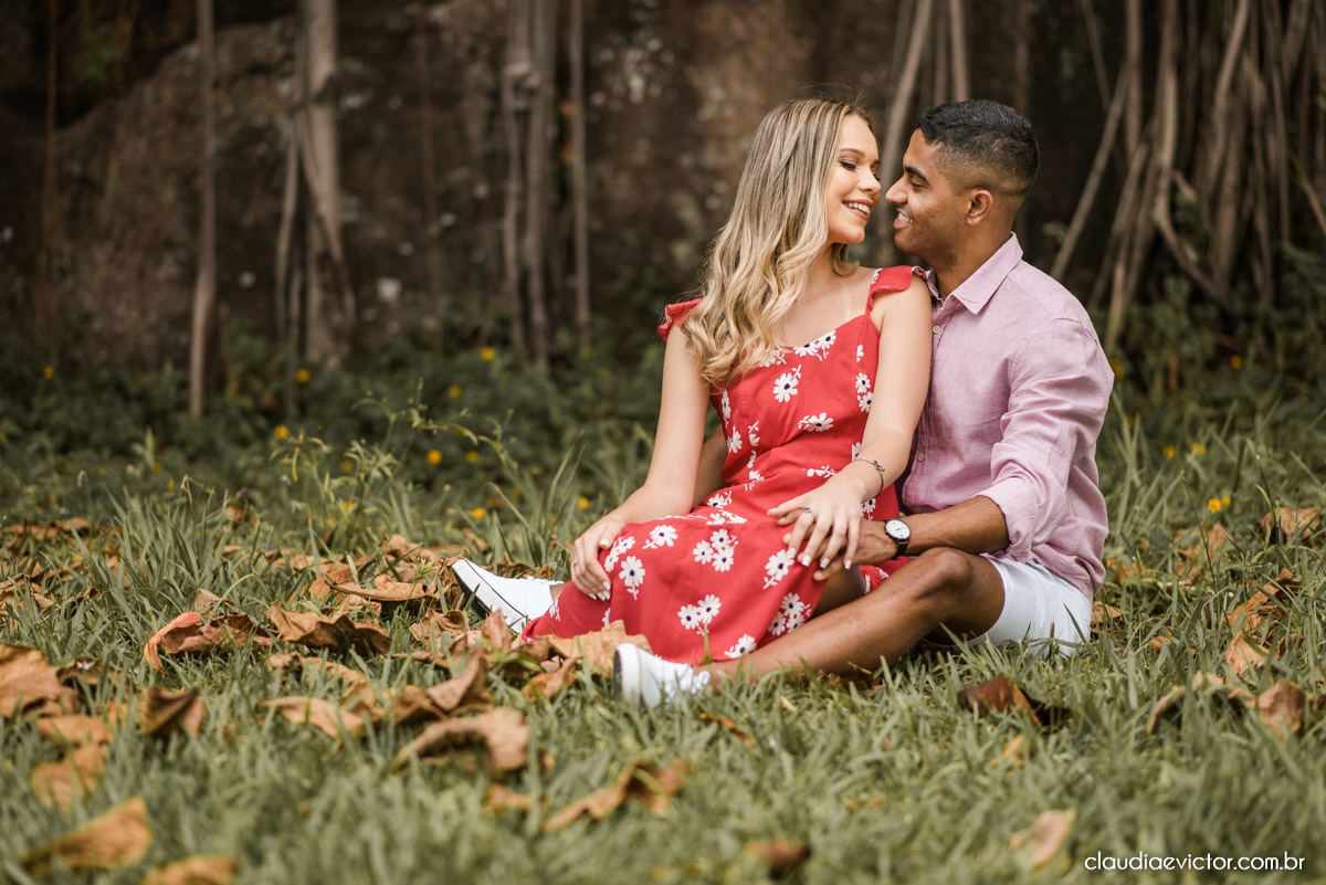 ensaio de casal com noivo noiva por do sol terceira ponte fotógrafo de casamento em vitória fotógrafo de casamento em vila velha fotógrafo de casamento em serra espirito santo es noivado noivas pré wedding 