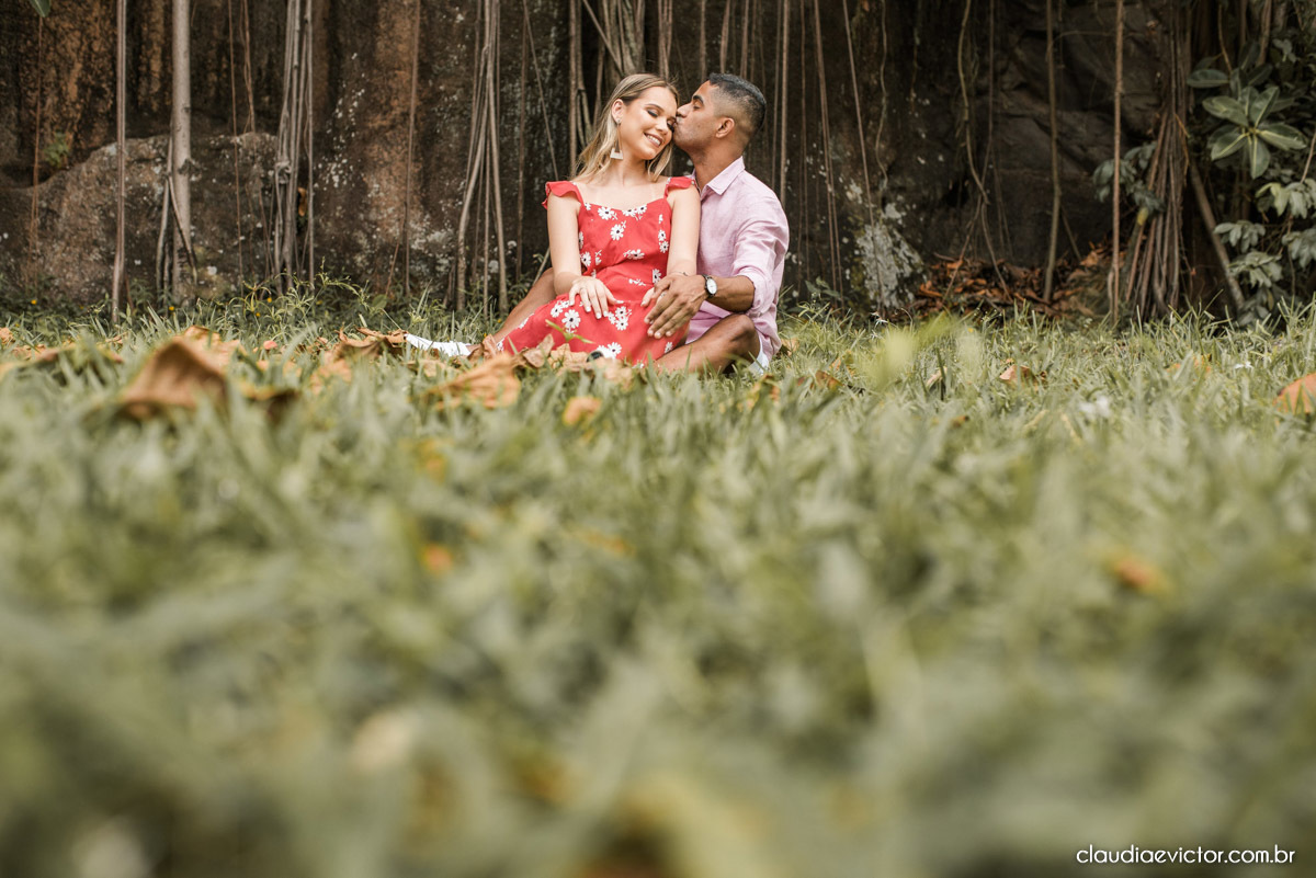 ensaio de casal com noivo noiva por do sol terceira ponte fotógrafo de casamento em vitória fotógrafo de casamento em vila velha fotógrafo de casamento em serra espirito santo es noivado noivas pré wedding 