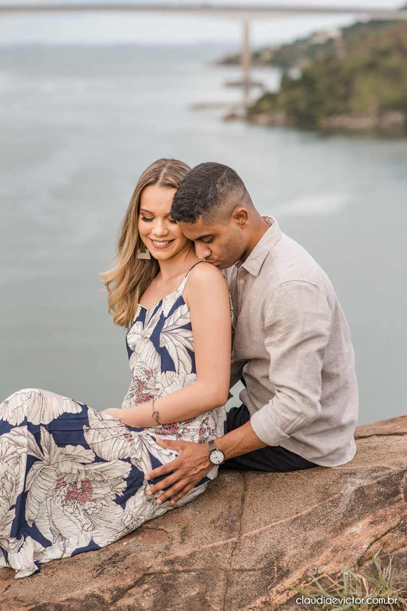 ensaio de casal com noivo noiva por do sol terceira ponte fotógrafo de casamento em vitória fotógrafo de casamento em vila velha fotógrafo de casamento em serra espirito santo es noivado noivas pré wedding 
