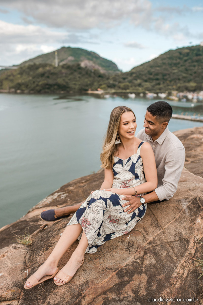 ensaio de casal com noivo noiva por do sol terceira ponte fotógrafo de casamento em vitória fotógrafo de casamento em vila velha fotógrafo de casamento em serra espirito santo es noivado noivas pré wedding 