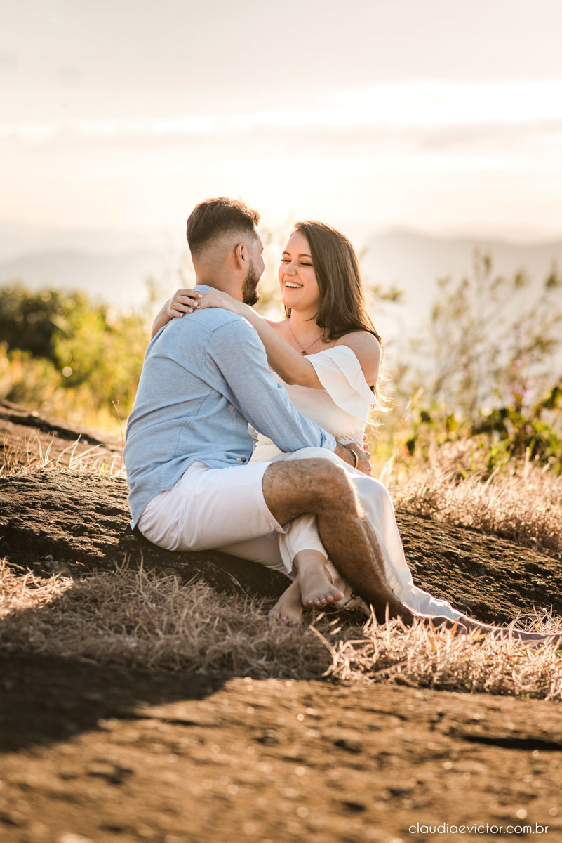 ensaio namoro pre wedding casal casamento itarana igreja santa luzia por do sol montanha fotógrafo de casamento em vila velha fotógrafo de casamento em serra fotógrafo de casamento em vitória espirito santo es noiva noivo wedding inspiration