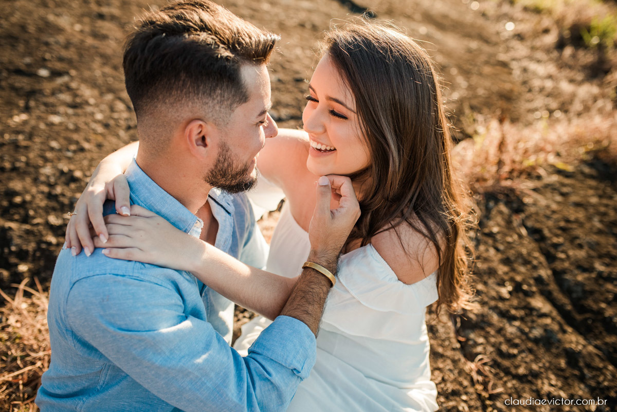 ensaio namoro pre wedding casal casamento itarana igreja santa luzia por do sol montanha fotógrafo de casamento em vila velha fotógrafo de casamento em serra fotógrafo de casamento em vitória espirito santo es noiva noivo wedding inspiration