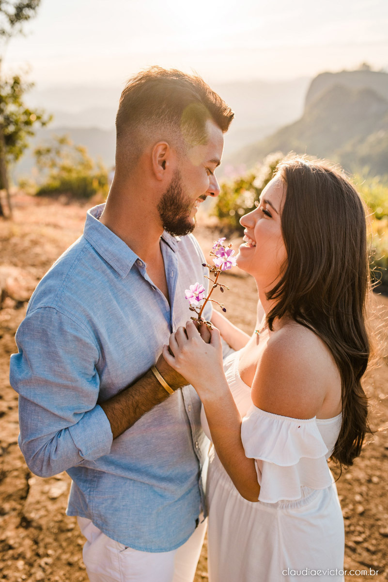 ensaio namoro pre wedding casal casamento itarana igreja santa luzia por do sol montanha fotógrafo de casamento em vila velha fotógrafo de casamento em serra fotógrafo de casamento em vitória espirito santo es noiva noivo wedding inspiration