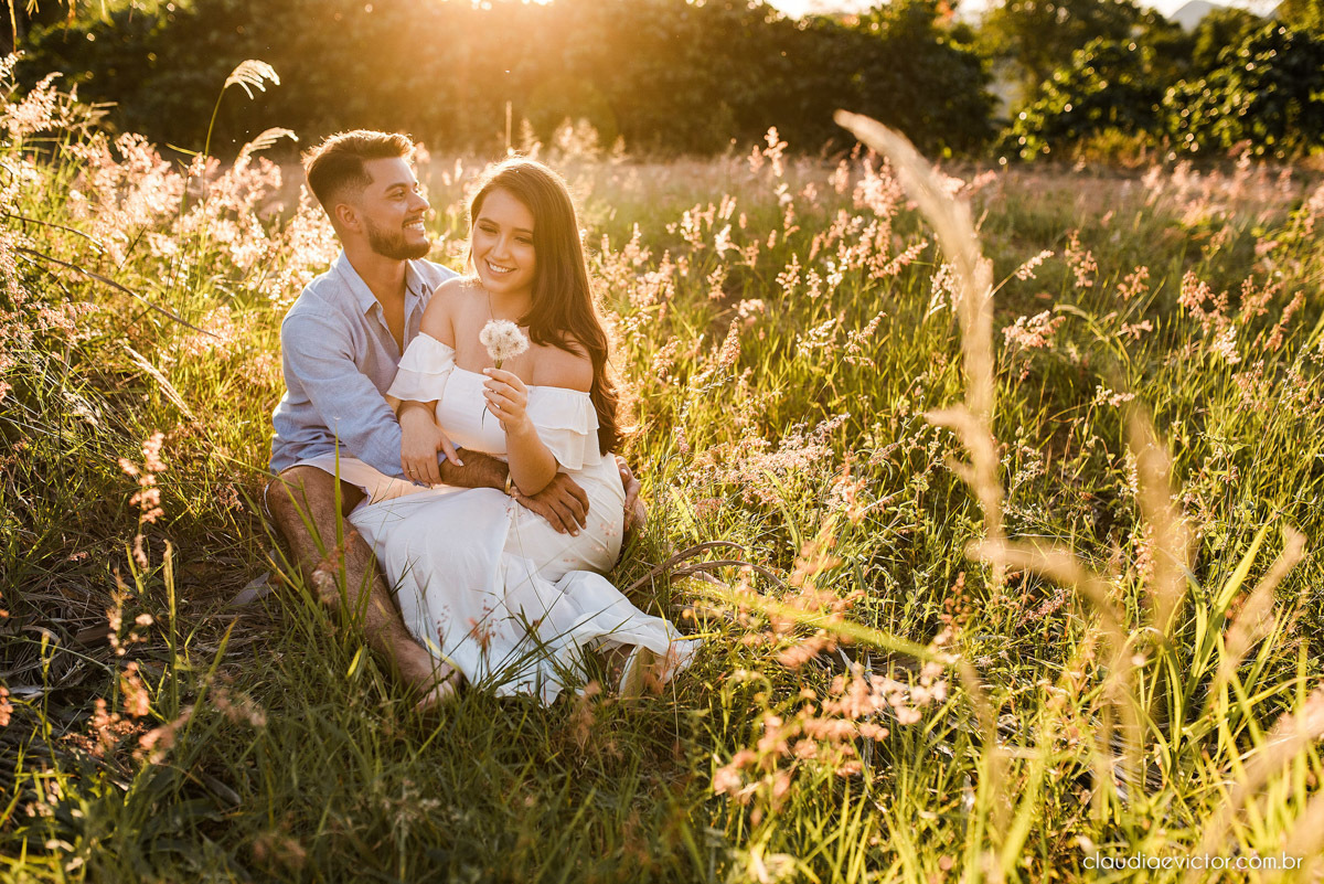 ensaio namoro pre wedding casal casamento itarana igreja santa luzia por do sol montanha fotógrafo de casamento em vila velha fotógrafo de casamento em serra fotógrafo de casamento em vitória espirito santo es noiva noivo wedding inspiration