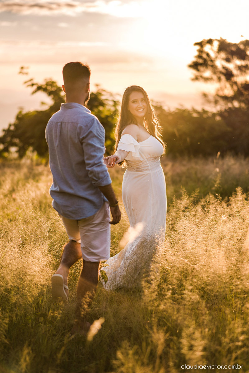 ensaio namoro pre wedding casal casamento itarana igreja santa luzia por do sol montanha fotógrafo de casamento em vila velha fotógrafo de casamento em serra fotógrafo de casamento em vitória espirito santo es noiva noivo wedding inspirationensaio namoro 