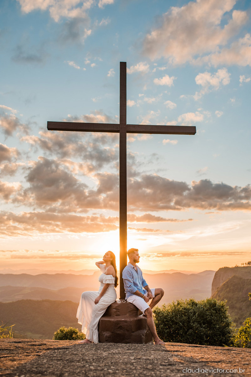 ensaio namoro pre wedding casal casamento itarana igreja santa luzia por do sol montanha fotógrafo de casamento em vila velha fotógrafo de casamento em serra fotógrafo de casamento em vitória espirito santo es noiva noivo wedding inspiration