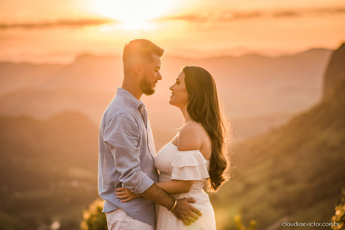 ensaio namoro pre wedding casal casamento itarana igreja santa luzia por do sol montanha fotógrafo de casamento em vila velha fotógrafo de casamento em serra fotógrafo de casamento em vitória espirito santo es noiva noivo wedding inspiration