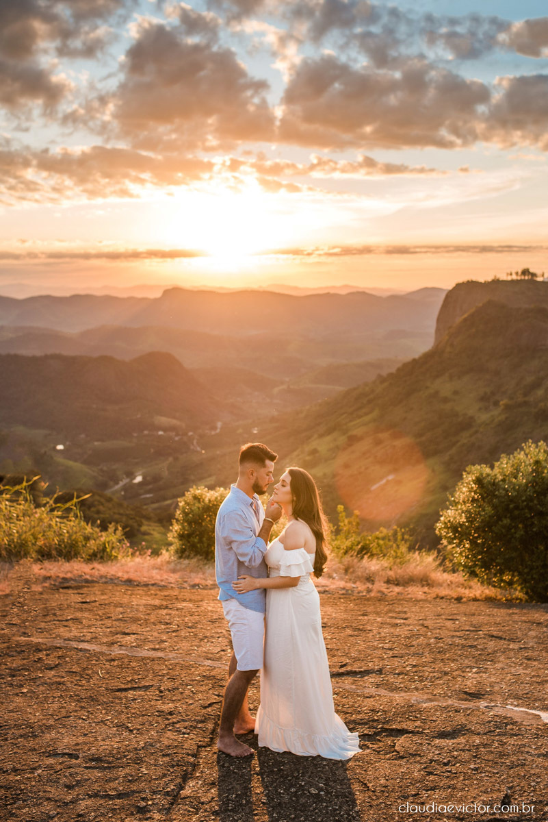 ensaio namoro pre wedding casal casamento itarana igreja santa luzia por do sol montanha fotógrafo de casamento em vila velha fotógrafo de casamento em serra fotógrafo de casamento em vitória espirito santo es noiva noivo wedding inspiration