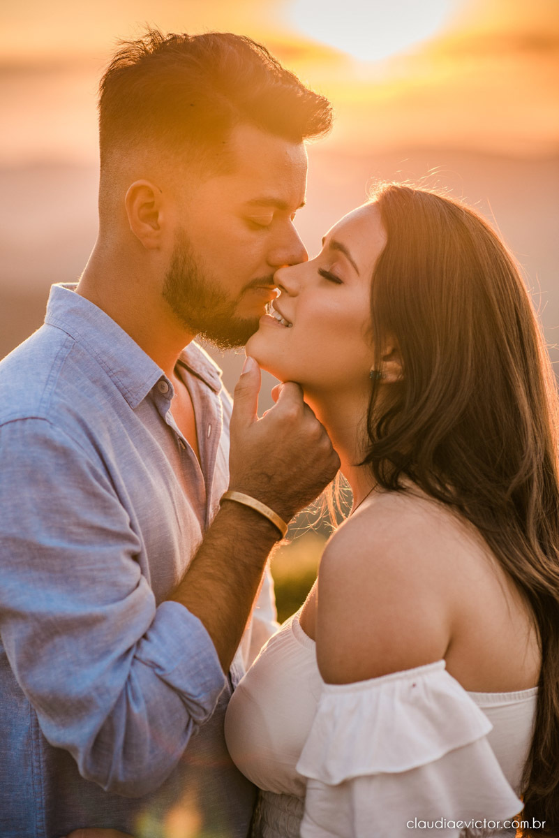 ensaio namoro pre wedding casal casamento itarana igreja santa luzia por do sol montanha fotógrafo de casamento em vila velha fotógrafo de casamento em serra fotógrafo de casamento em vitória espirito santo es noiva noivo wedding inspiration