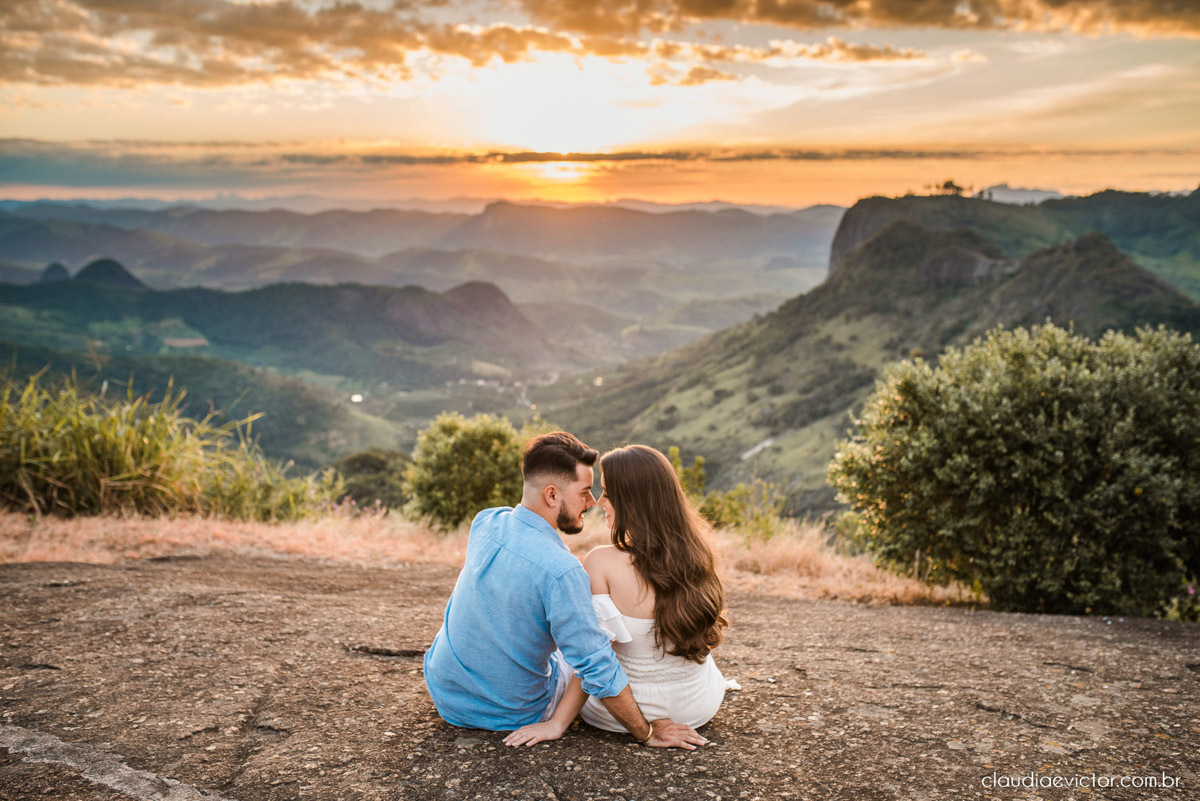 ensaio namoro pre wedding casal casamento itarana igreja santa luzia por do sol montanha fotógrafo de casamento em vila velha fotógrafo de casamento em serra fotógrafo de casamento em vitória espirito santo es noiva noivo wedding inspiration