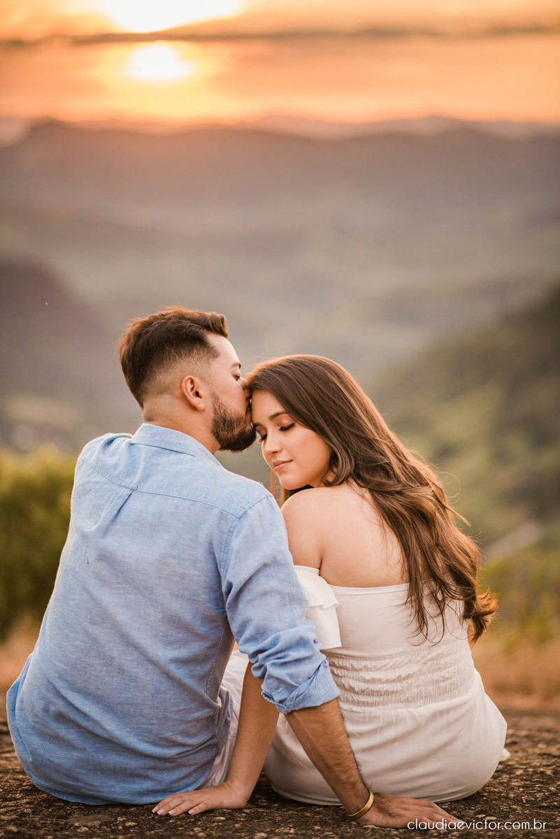 ensaio namoro pre wedding casal casamento itarana igreja santa luzia por do sol montanha fotógrafo de casamento em vila velha fotógrafo de casamento em serra fotógrafo de casamento em vitória espirito santo es noiva noivo wedding inspiration