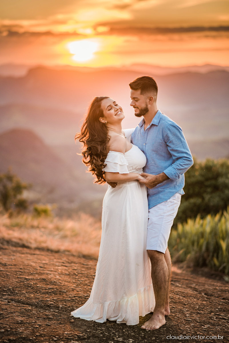 ensaio namoro pre wedding casal casamento itarana igreja santa luzia por do sol montanha fotógrafo de casamento em vila velha fotógrafo de casamento em serra fotógrafo de casamento em vitória espirito santo es noiva noivo wedding inspiration