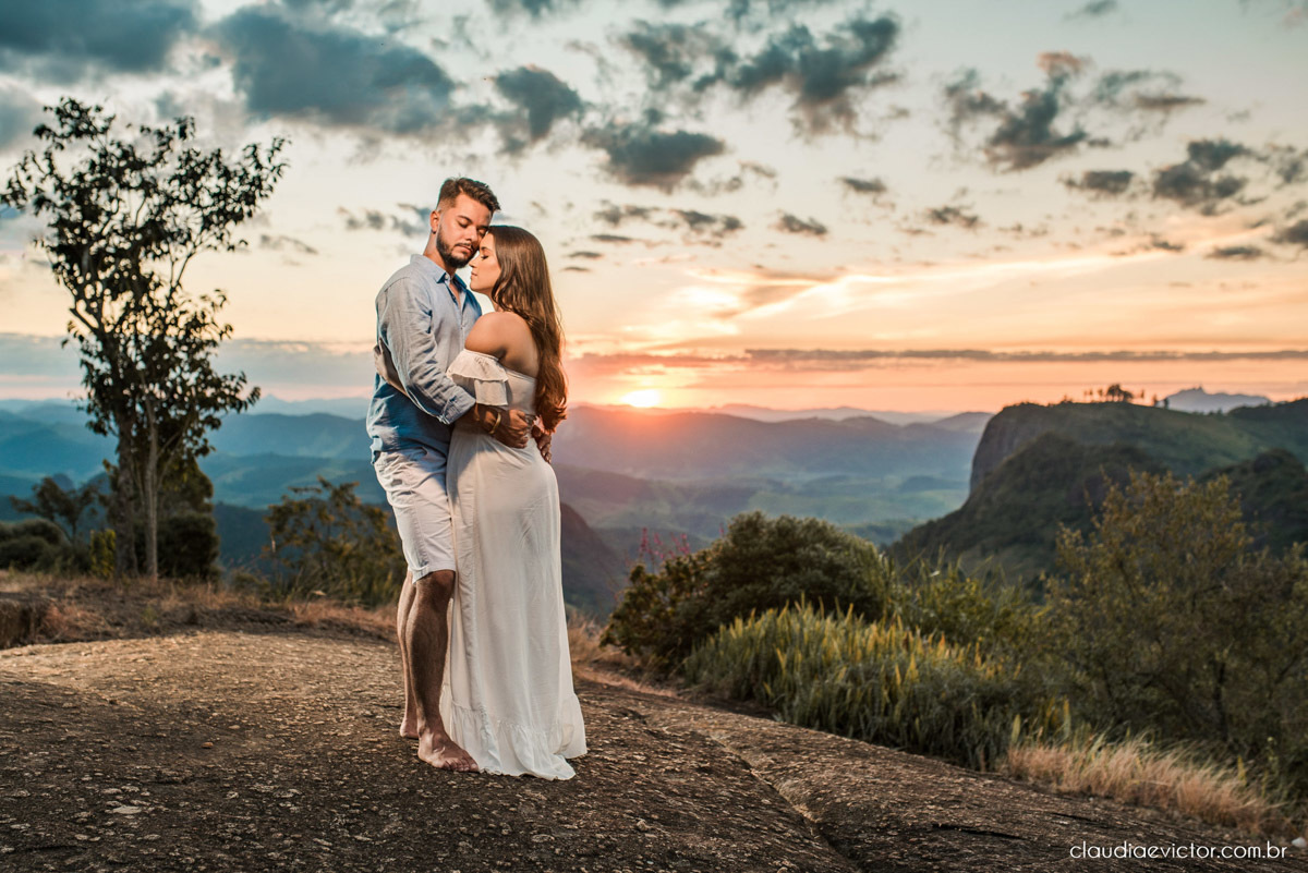 ensaio namoro pre wedding casal casamento itarana igreja santa luzia por do sol montanha fotógrafo de casamento em vila velha fotógrafo de casamento em serra fotógrafo de casamento em vitória espirito santo es noiva noivo wedding inspiration