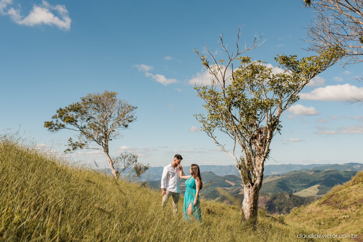 ensaio namoro pre wedding casal casamento itarana igreja santa luzia por do sol montanha fotógrafo de casamento em vila velha fotógrafo de casamento em serra fotógrafo de casamento em vitória espirito santo es noiva noivo wedding inspiration