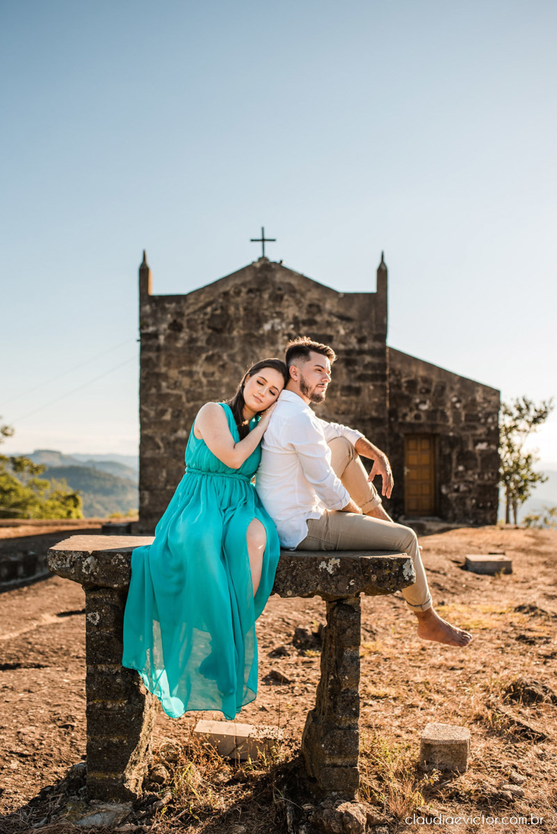 ensaio namoro pre wedding casal casamento itarana igreja santa luzia por do sol montanha fotógrafo de casamento em vila velha fotógrafo de casamento em serra fotógrafo de casamento em vitória espirito santo es noiva noivo wedding inspiration