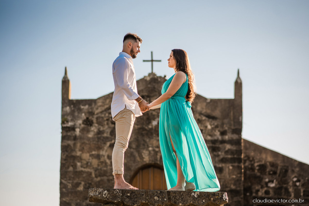 ensaio namoro pre wedding casal casamento itarana igreja santa luzia por do sol montanha fotógrafo de casamento em vila velha fotógrafo de casamento em serra fotógrafo de casamento em vitória espirito santo es noiva noivo wedding inspiration
