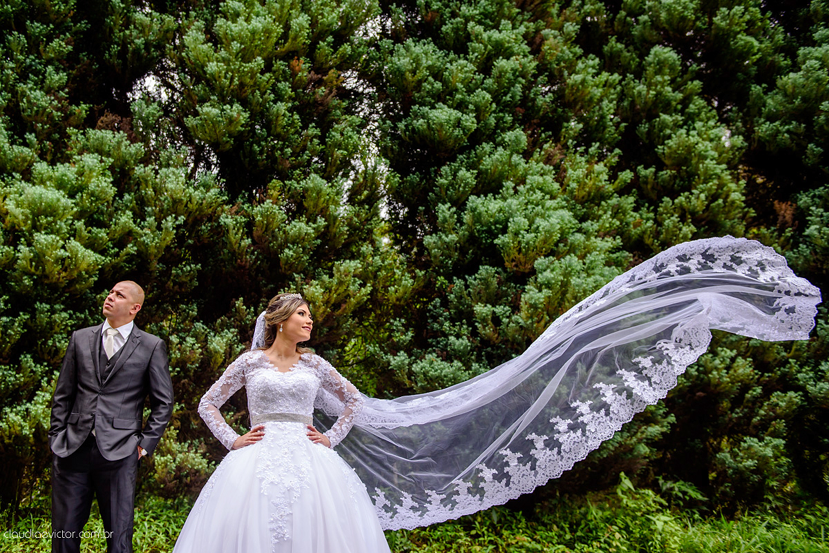 Lindo casamento com noivo e noiva vestido ensaio externo em Pedra Azul por fotógrafos de casamento de Vila Velha fotógrafos de casamento de Vitória fotógrafos de casamento de Serra Espirito Santo ES