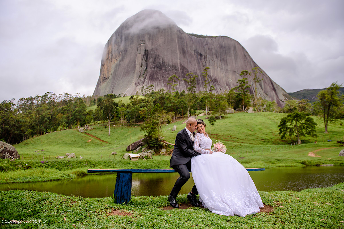 Lindo casamento com noivo e noiva vestido ensaio externo em Pedra Azul por fotógrafos de casamento de Vila Velha fotógrafos de casamento de Vitória fotógrafos de casamento de Serra Espirito Santo ES