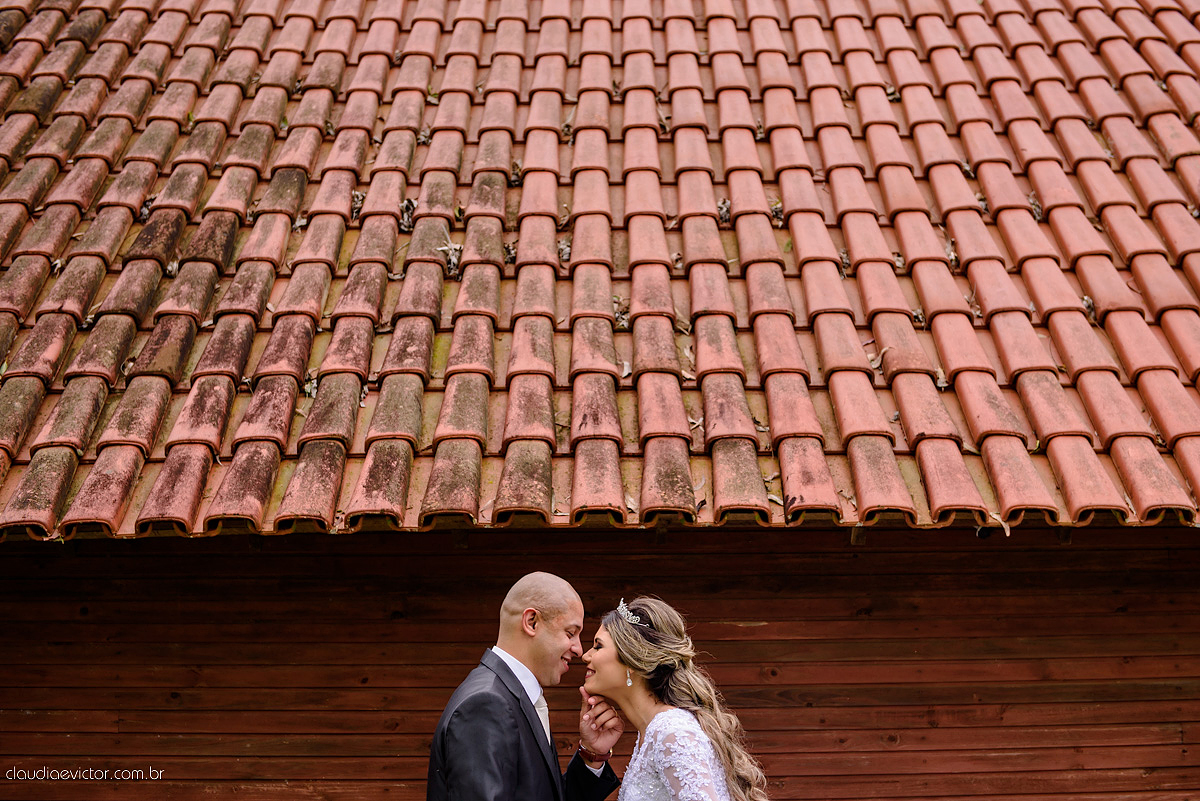 Lindo casamento com noivo e noiva vestido ensaio externo em Pedra Azul por fotógrafos de casamento de Vila Velha fotógrafos de casamento de Vitória fotógrafos de casamento de Serra Espirito Santo ES