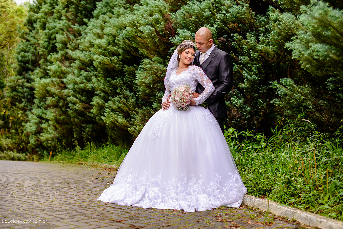 Lindo casamento com noivo e noiva vestido ensaio externo em Pedra Azul por fotógrafos de casamento de Vila Velha fotógrafos de casamento de Vitória fotógrafos de casamento de Serra Espirito Santo ES