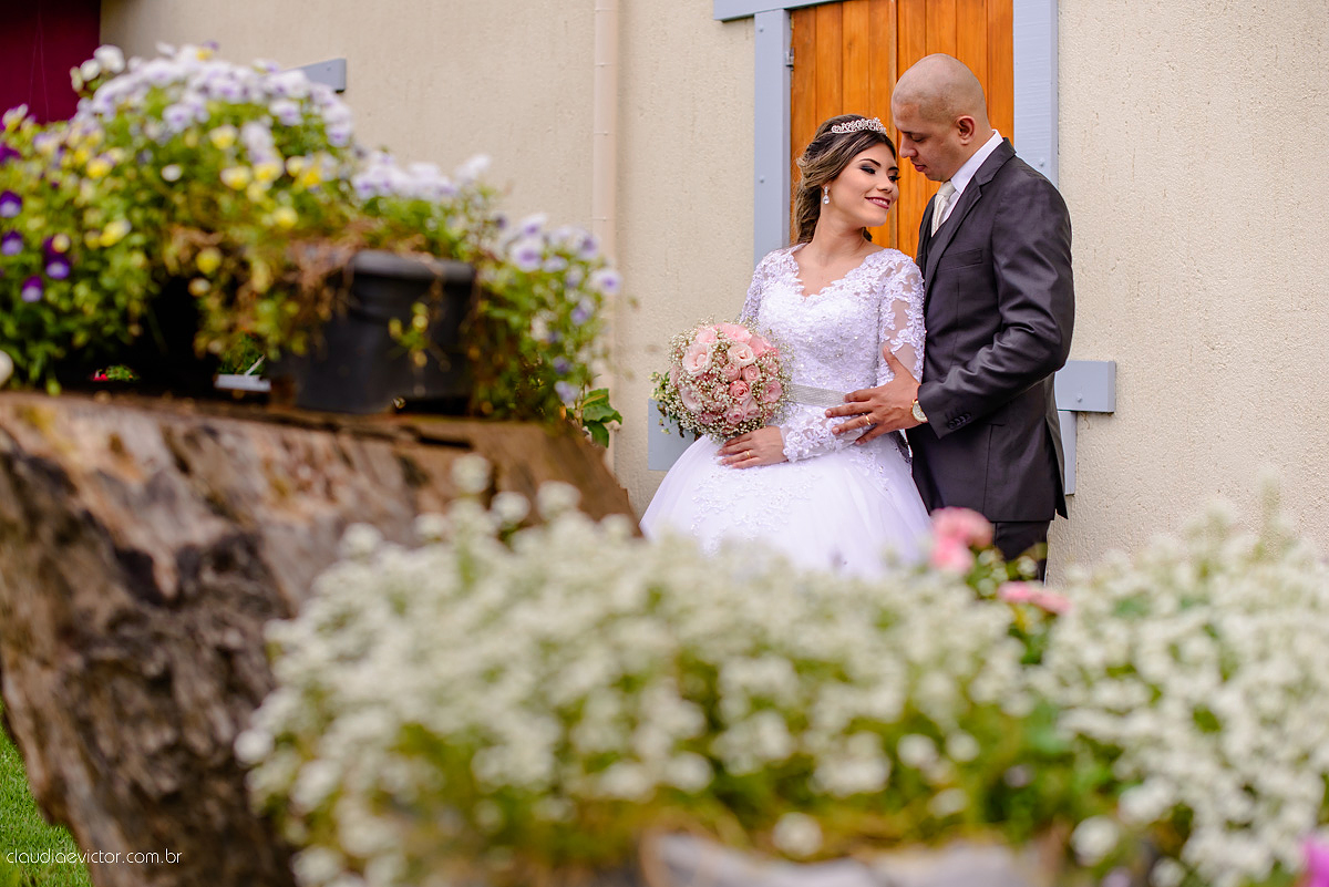 Lindo casamento com noivo e noiva vestido ensaio externo em Pedra Azul por fotógrafos de casamento de Vila Velha fotógrafos de casamento de Vitória fotógrafos de casamento de Serra Espirito Santo ES