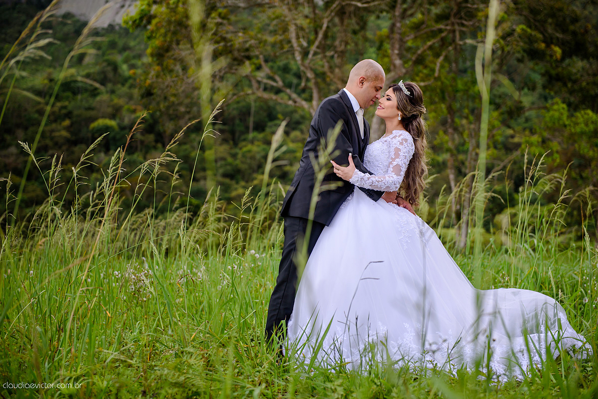 Lindo casamento com noivo e noiva vestido ensaio externo em Pedra Azul por fotógrafos de casamento de Vila Velha fotógrafos de casamento de Vitória fotógrafos de casamento de Serra Espirito Santo ES