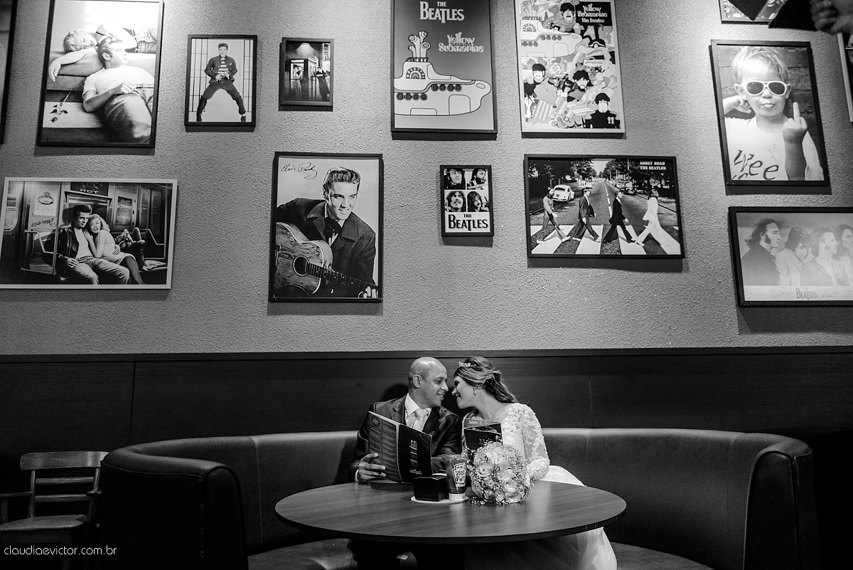 Lindo casamento com noivo e noiva vestido ensaio externo em Pedra Azul por fotógrafos de casamento de Vila Velha fotógrafos de casamento de Vitória fotógrafos de casamento de Serra Espirito Santo ES