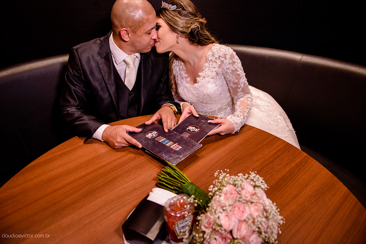 Lindo casamento com noivo e noiva vestido ensaio externo em Pedra Azul por fotógrafos de casamento de Vila Velha fotógrafos de casamento de Vitória fotógrafos de casamento de Serra Espirito Santo ES