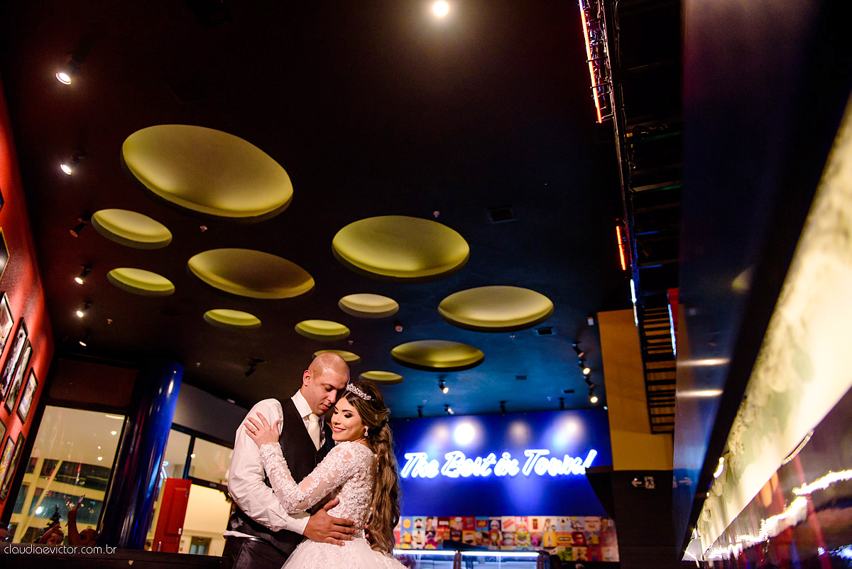 Lindo casamento com noivo e noiva vestido ensaio externo em Pedra Azul por fotógrafos de casamento de Vila Velha fotógrafos de casamento de Vitória fotógrafos de casamento de Serra Espirito Santo ES