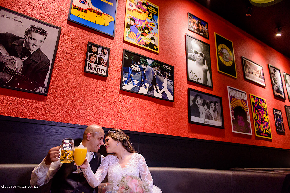 Lindo casamento com noivo e noiva vestido ensaio externo em Pedra Azul por fotógrafos de casamento de Vila Velha fotógrafos de casamento de Vitória fotógrafos de casamento de Serra Espirito Santo ES