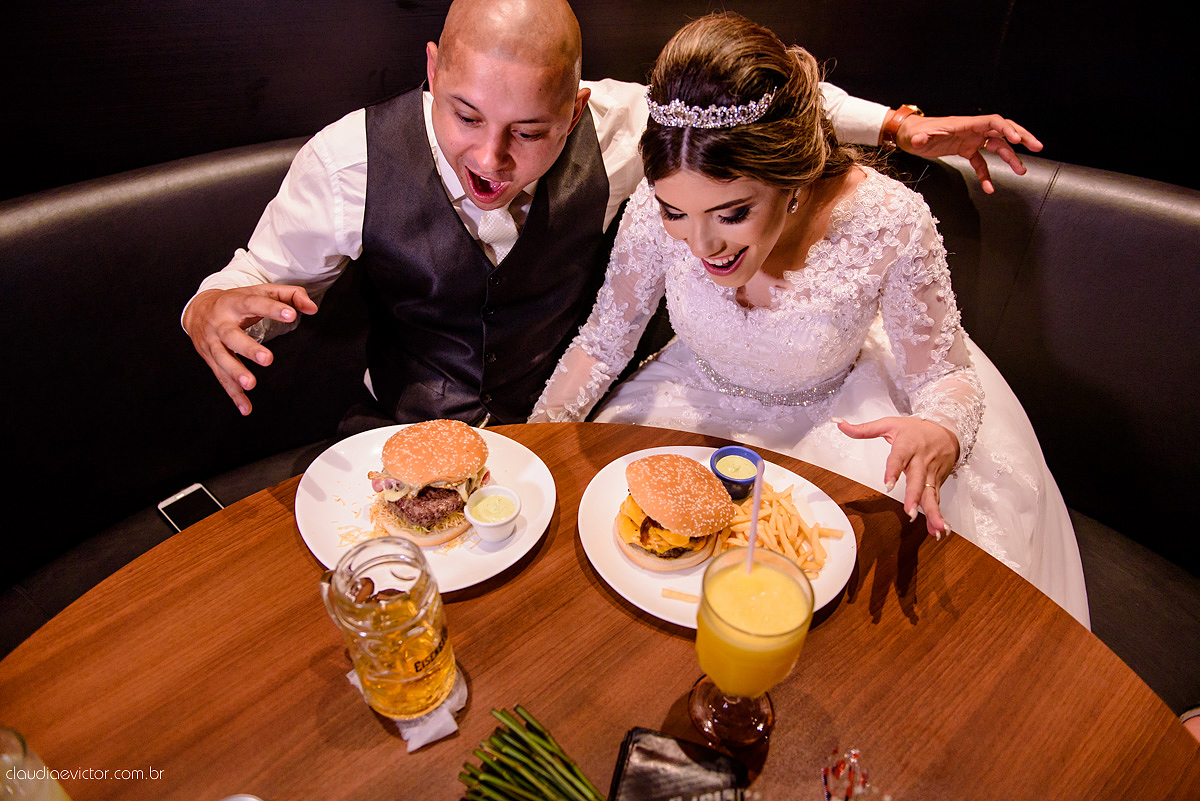 Lindo casamento com noivo e noiva vestido ensaio externo em Pedra Azul por fotógrafos de casamento de Vila Velha fotógrafos de casamento de Vitória fotógrafos de casamento de Serra Espirito Santo ES