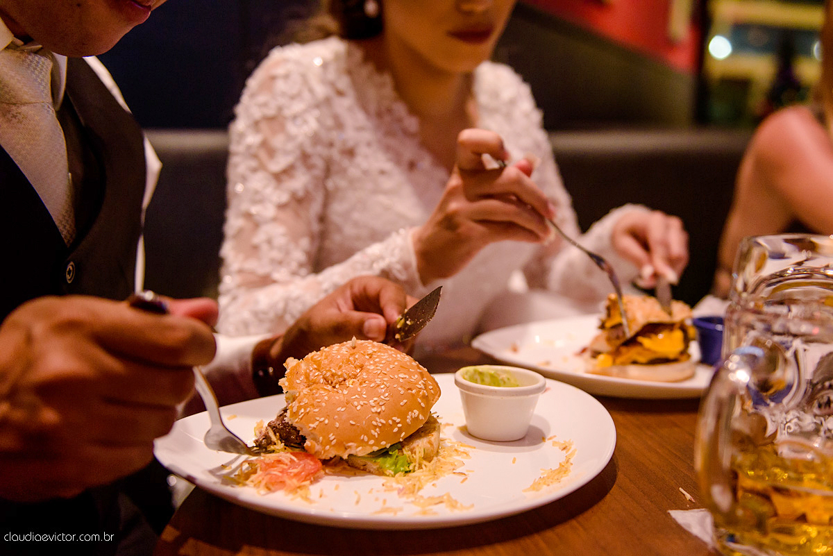 Lindo casamento com noivo e noiva vestido ensaio externo em Pedra Azul por fotógrafos de casamento de Vila Velha fotógrafos de casamento de Vitória fotógrafos de casamento de Serra Espirito Santo ES