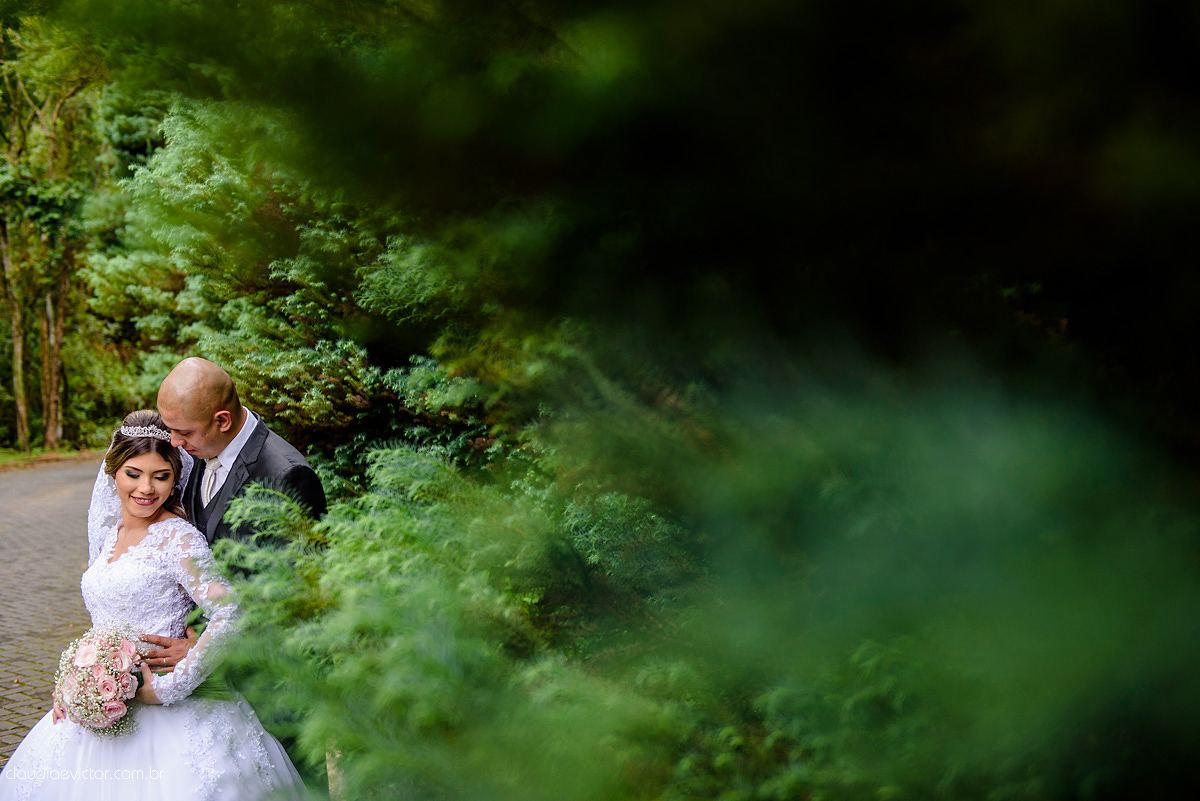 Lindo casamento com noivo e noiva vestido ensaio externo em Pedra Azul por fotógrafos de casamento de Vila Velha fotógrafos de casamento de Vitória fotógrafos de casamento de Serra Espirito Santo ES