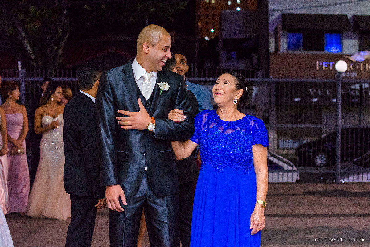 Lindo casamento com noivo e noiva vestido ensaio externo em Pedra Azul por fotógrafos de casamento de Vila Velha fotógrafos de casamento de Vitória fotógrafos de casamento de Serra Espirito Santo ES
