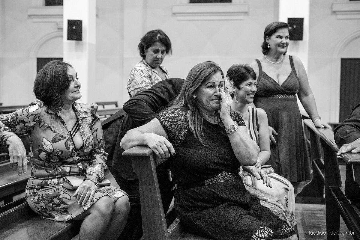 Lindo casamento com noivo e noiva vestido ensaio externo em Pedra Azul por fotógrafos de casamento de Vila Velha fotógrafos de casamento de Vitória fotógrafos de casamento de Serra Espirito Santo ES