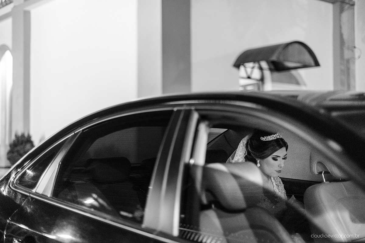 Lindo casamento com noivo e noiva vestido ensaio externo em Pedra Azul por fotógrafos de casamento de Vila Velha fotógrafos de casamento de Vitória fotógrafos de casamento de Serra Espirito Santo ES