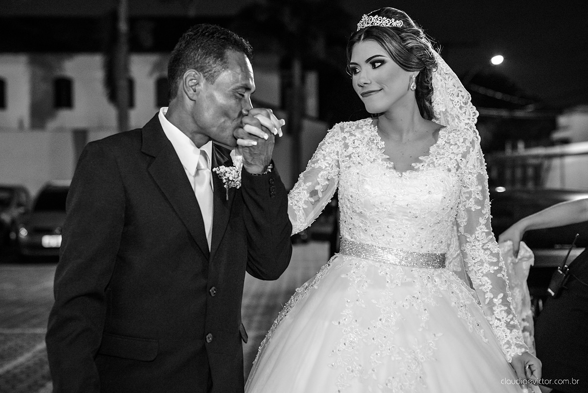 Lindo casamento com noivo e noiva vestido ensaio externo em Pedra Azul por fotógrafos de casamento de Vila Velha fotógrafos de casamento de Vitória fotógrafos de casamento de Serra Espirito Santo ES