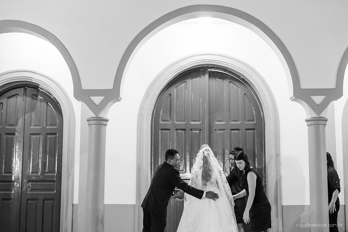 Lindo casamento com noivo e noiva vestido ensaio externo em Pedra Azul por fotógrafos de casamento de Vila Velha fotógrafos de casamento de Vitória fotógrafos de casamento de Serra Espirito Santo ES