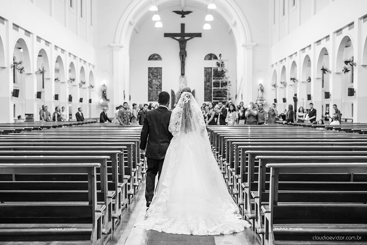 Lindo casamento com noivo e noiva vestido ensaio externo em Pedra Azul por fotógrafos de casamento de Vila Velha fotógrafos de casamento de Vitória fotógrafos de casamento de Serra Espirito Santo ES