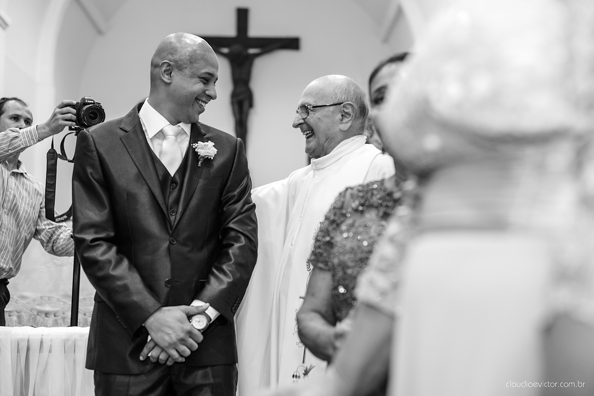Lindo casamento com noivo e noiva vestido ensaio externo em Pedra Azul por fotógrafos de casamento de Vila Velha fotógrafos de casamento de Vitória fotógrafos de casamento de Serra Espirito Santo ES