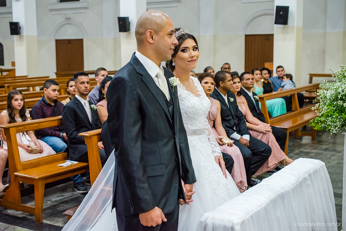 Lindo casamento com noivo e noiva vestido ensaio externo em Pedra Azul por fotógrafos de casamento de Vila Velha fotógrafos de casamento de Vitória fotógrafos de casamento de Serra Espirito Santo ES