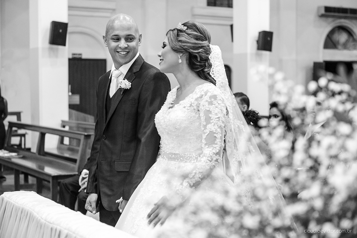Lindo casamento com noivo e noiva vestido ensaio externo em Pedra Azul por fotógrafos de casamento de Vila Velha fotógrafos de casamento de Vitória fotógrafos de casamento de Serra Espirito Santo ES