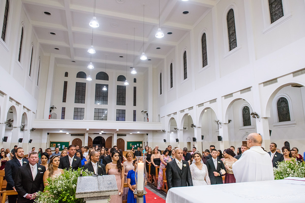 Lindo casamento com noivo e noiva vestido ensaio externo em Pedra Azul por fotógrafos de casamento de Vila Velha fotógrafos de casamento de Vitória fotógrafos de casamento de Serra Espirito Santo ES