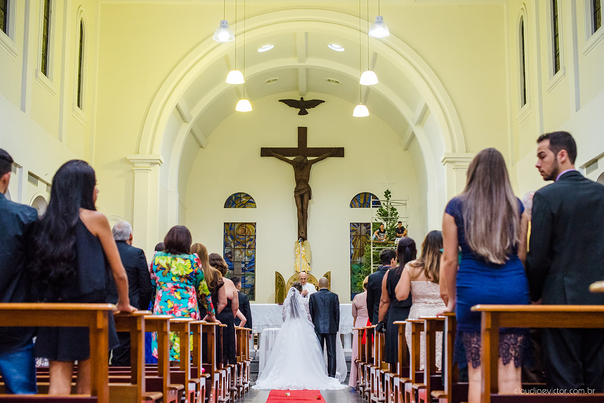 Lindo casamento com noivo e noiva vestido ensaio externo em Pedra Azul por fotógrafos de casamento de Vila Velha fotógrafos de casamento de Vitória fotógrafos de casamento de Serra Espirito Santo ES