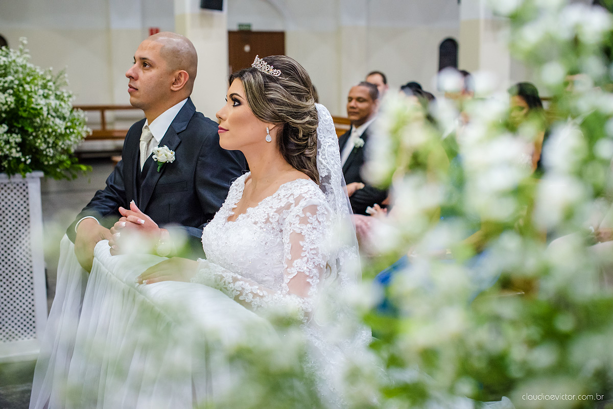 Lindo casamento com noivo e noiva vestido ensaio externo em Pedra Azul por fotógrafos de casamento de Vila Velha fotógrafos de casamento de Vitória fotógrafos de casamento de Serra Espirito Santo ES