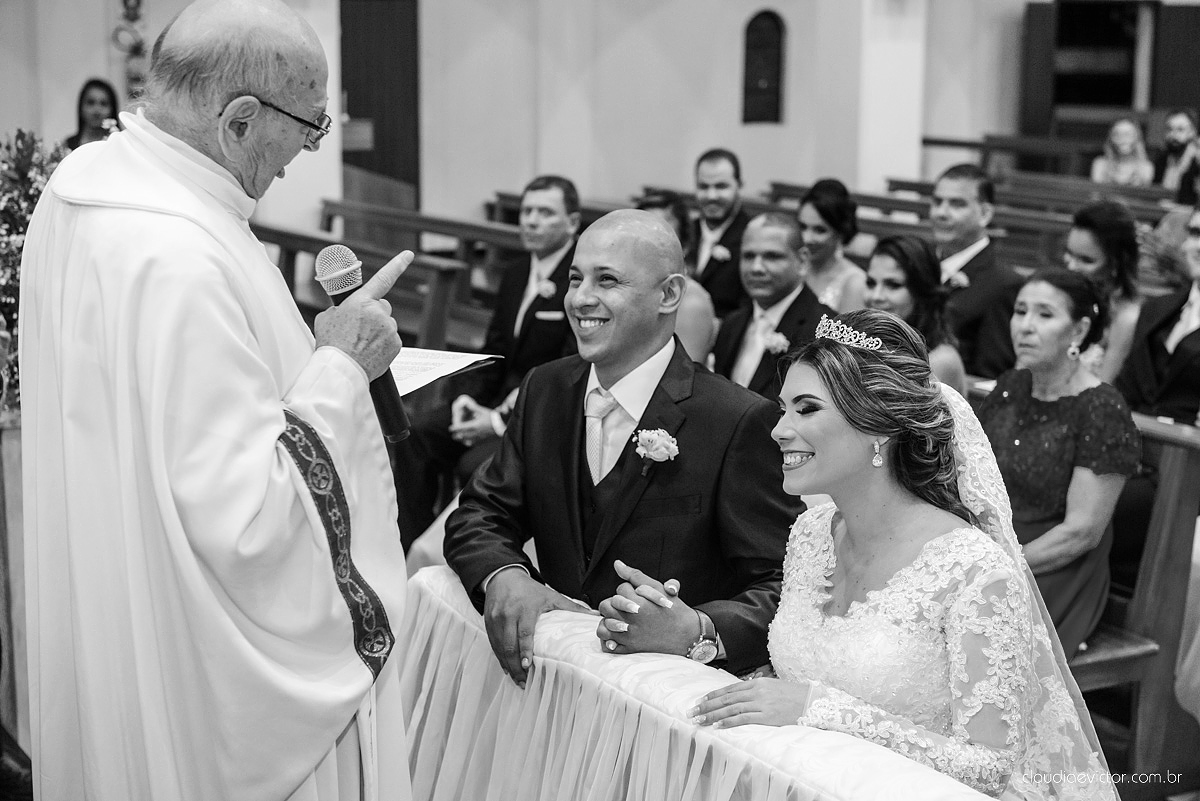 Lindo casamento com noivo e noiva vestido ensaio externo em Pedra Azul por fotógrafos de casamento de Vila Velha fotógrafos de casamento de Vitória fotógrafos de casamento de Serra Espirito Santo ES