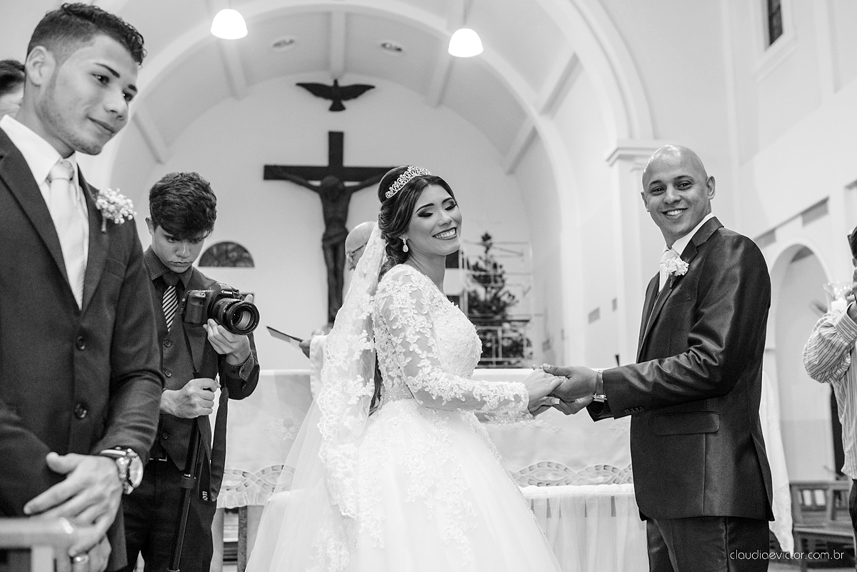 Lindo casamento com noivo e noiva vestido ensaio externo em Pedra Azul por fotógrafos de casamento de Vila Velha fotógrafos de casamento de Vitória fotógrafos de casamento de Serra Espirito Santo ES
