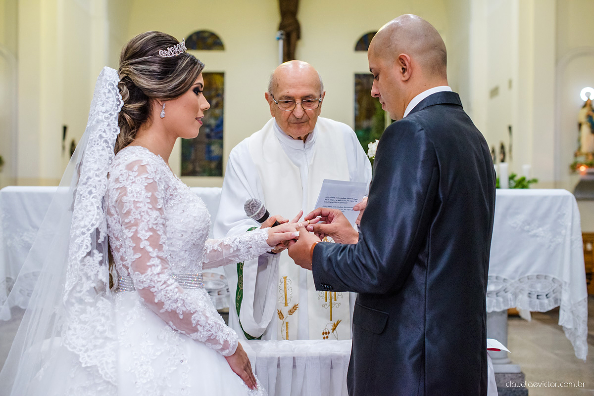 Lindo casamento com noivo e noiva vestido ensaio externo em Pedra Azul por fotógrafos de casamento de Vila Velha fotógrafos de casamento de Vitória fotógrafos de casamento de Serra Espirito Santo ES