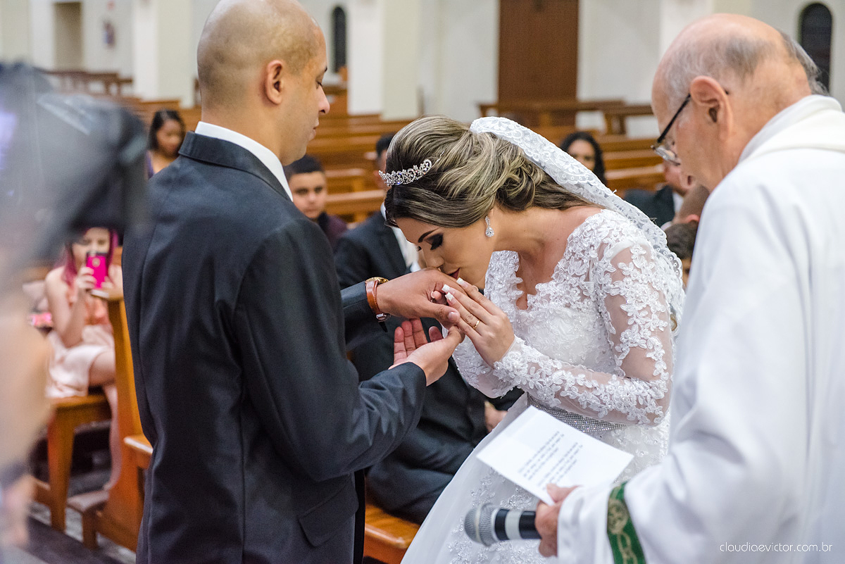 Lindo casamento com noivo e noiva vestido ensaio externo em Pedra Azul por fotógrafos de casamento de Vila Velha fotógrafos de casamento de Vitória fotógrafos de casamento de Serra Espirito Santo ES