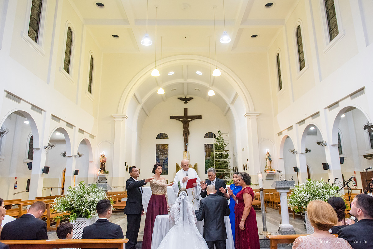 Lindo casamento com noivo e noiva vestido ensaio externo em Pedra Azul por fotógrafos de casamento de Vila Velha fotógrafos de casamento de Vitória fotógrafos de casamento de Serra Espirito Santo ES